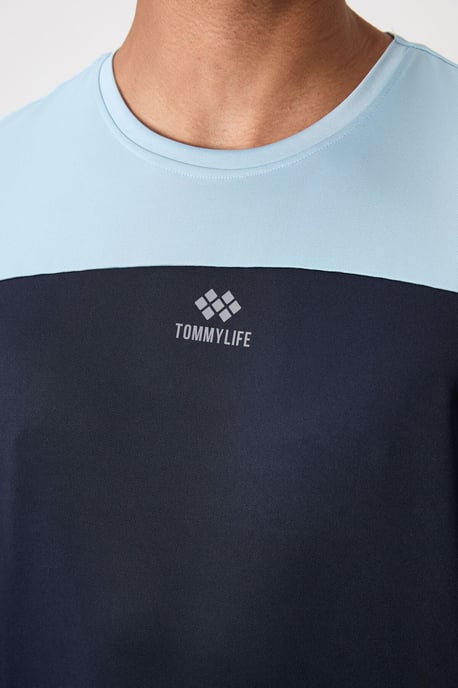 Herren T-Shirt mit Farbblockierung und Rundhalsausschnitt - Image 3