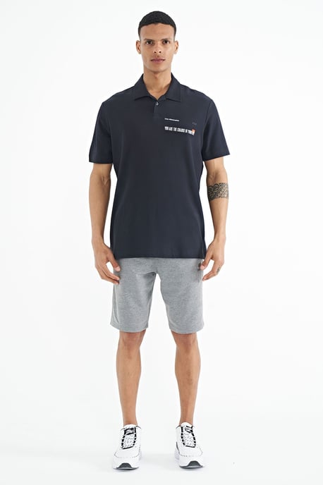 Herren Baumwoll-Polo-T-Shirt mit Textdruck - Image 2