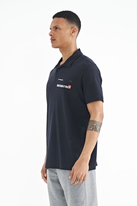 Herren Baumwoll-Polo-T-Shirt mit Textdruck - Image 4