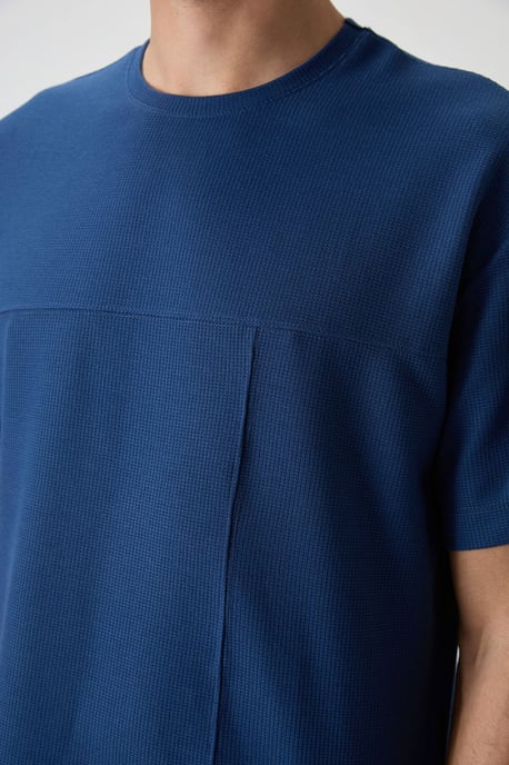 Übergrößen-Jersey-T-Shirt mit Tasche - Image 4