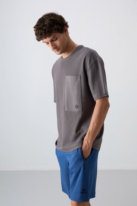 Übergrößen Baumwollmischung Rundhalsausschnitt T-Shirt mit Tasche - Image 2