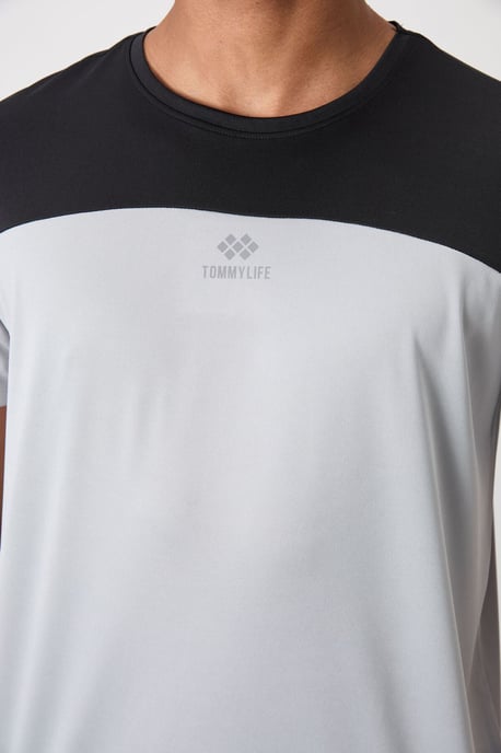 Herren T-Shirt mit Farbblockierung und Rundhalsausschnitt - Image 3