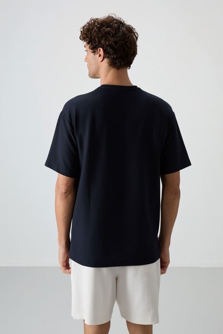 Tommy Life Oversize-Jersey-T-Shirt mit Brusttasche - Marineblau - Image 6