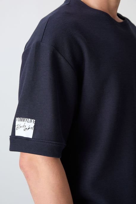 Herren Oversized Rundhalsausschnitt T-Shirt mit Patch - Image 3