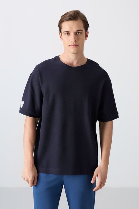 Herren Oversized Rundhalsausschnitt T-Shirt mit Patch - Image 4