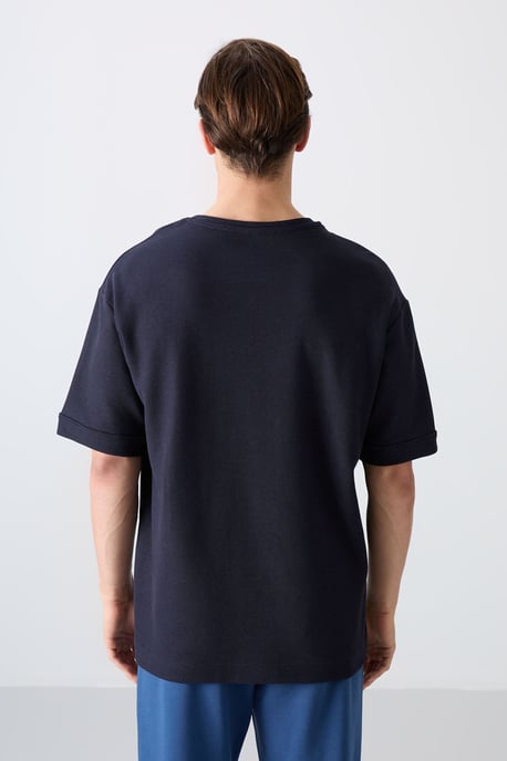 Herren Oversized Rundhalsausschnitt T-Shirt mit Patch - Image 5