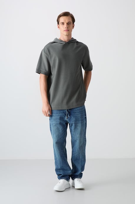 Übergroßes Kapuzen-T-Shirt mit kurzen Ärmeln - Image 2