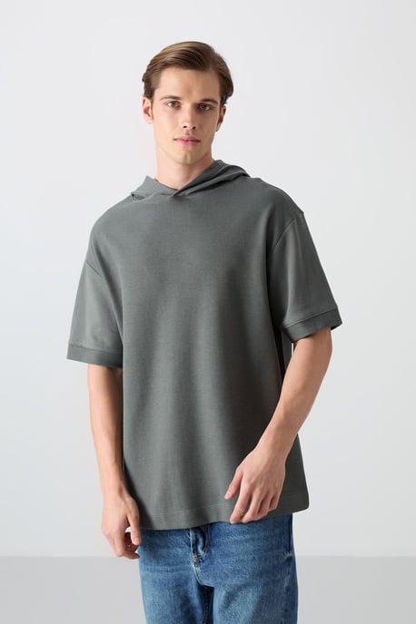 Übergroßes Kapuzen-T-Shirt mit kurzen Ärmeln - Image 4