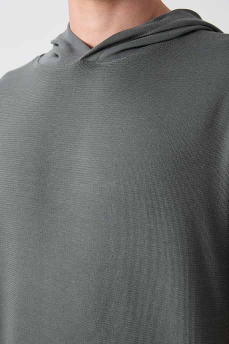 Übergroßes Kapuzen-T-Shirt mit kurzen Ärmeln - Image 5