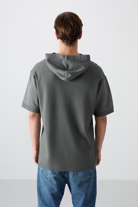Übergroßes Kapuzen-T-Shirt mit kurzen Ärmeln - Image 6