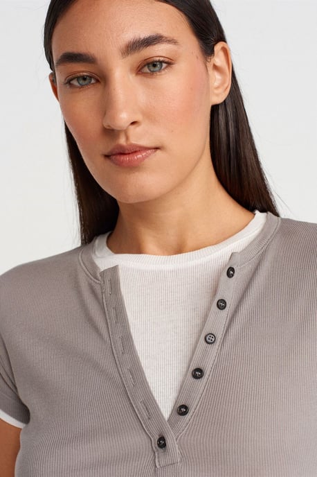 Damen Baumwoll V-Ausschnitt Knopf T-Shirt - Image 3