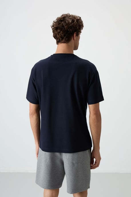 Tommy Life Übergröße bedrucktes Rundhals‑T‑Shirt - Marineblau - Image 5