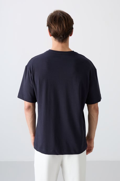 Übergroßes Logo-Patch Rundhalsausschnitt T-Shirt - Image 5