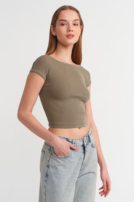 Dilvin Crop-T-Shirt mit quadratischem Ausschnitt und Cut-out - Khaki - Image 1