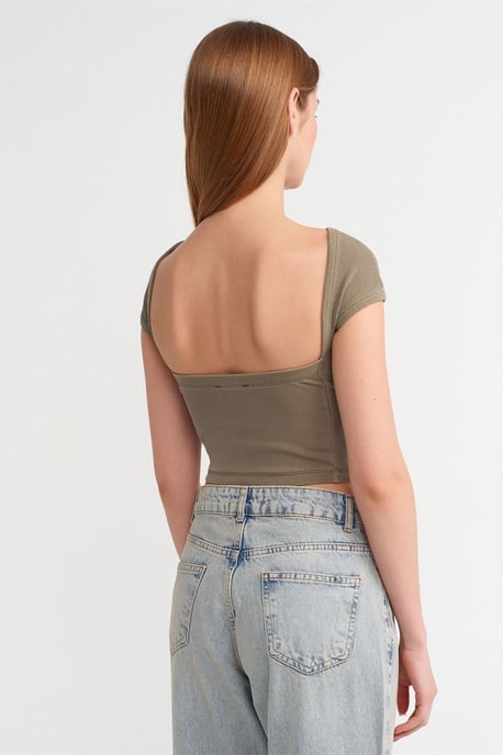 Dilvin Crop-T-Shirt mit quadratischem Ausschnitt und Cut-out - Khaki - Image 2