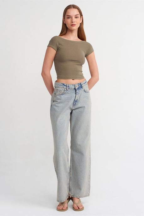 Dilvin Crop-T-Shirt mit quadratischem Ausschnitt und Cut-out - Khaki - Image 3