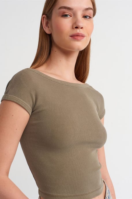 Dilvin Crop-T-Shirt mit quadratischem Ausschnitt und Cut-out - Khaki - Image 4
