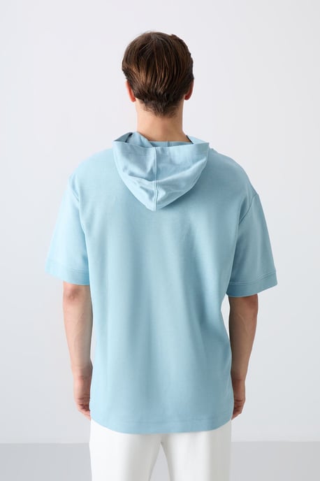 Übergroßes Kapuzen-T-Shirt mit kurzen Ärmeln - Image 5