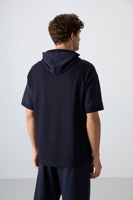 Übergroßes Kapuzen-T-Shirt mit kurzen Ärmeln - Image 5