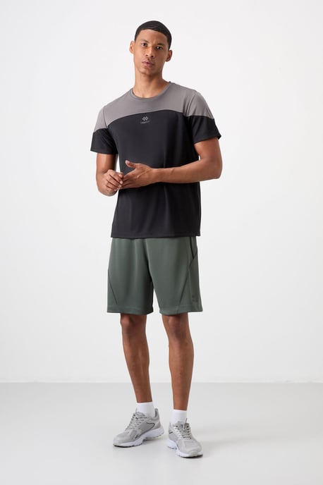 Herren T-Shirt mit Farbblockierung und Rundhalsausschnitt - Image 2