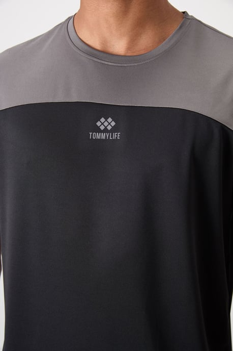 Herren T-Shirt mit Farbblockierung und Rundhalsausschnitt - Image 3