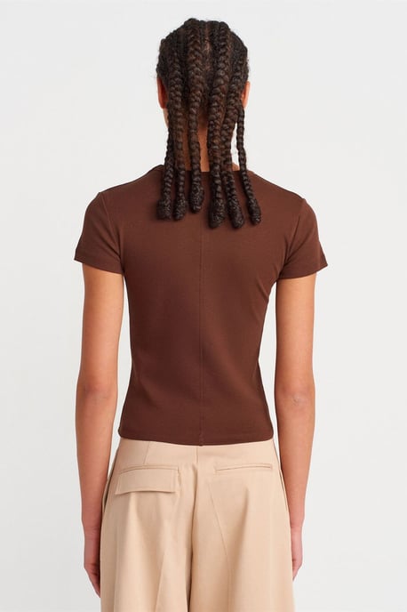 Schmal geschnittenes Baumwoll-V-Ausschnitt-T-Shirt - Image 2
