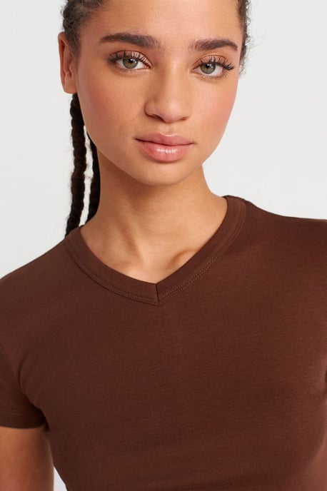 Schmal geschnittenes Baumwoll-V-Ausschnitt-T-Shirt - Image 3