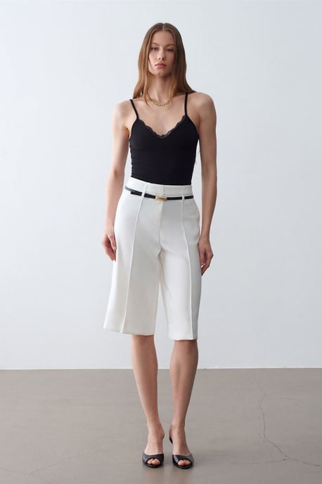 Hochtaillierte weit geschnittene Crepe-Shorts mit Gürtel - Image 1