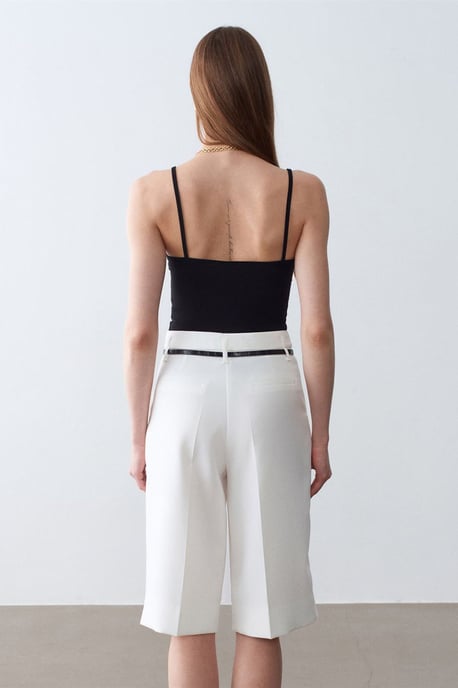 Hochtaillierte weit geschnittene Crepe-Shorts mit Gürtel - Image 2