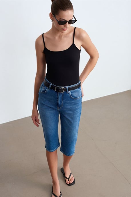 High-Waist Denim Capri-Shorts - Image 1