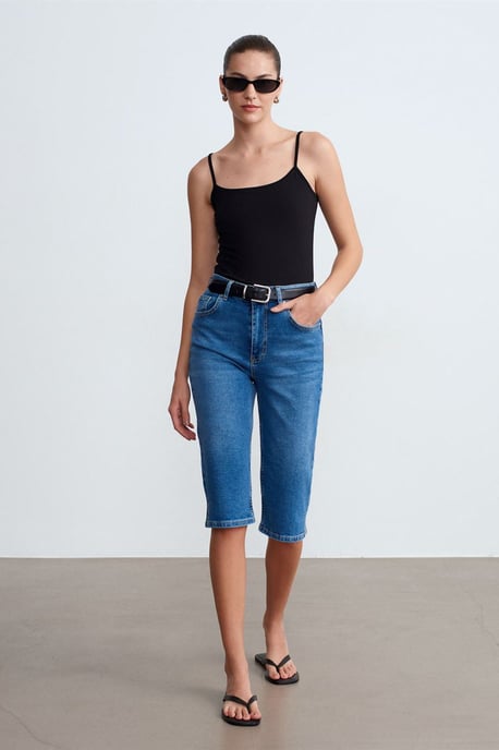 High-Waist Denim Capri-Shorts - Image 3