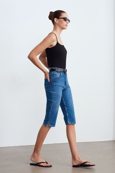 High-Waist Denim Capri-Shorts - Image 4