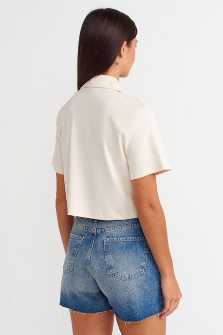 Hoch geschnittene Denim-Shorts mit Knopfverschluss - Image 2