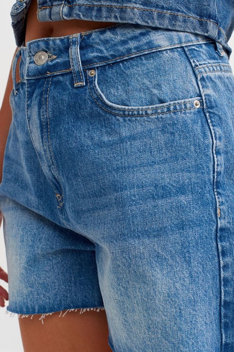 Hochtaillierte Jeansshorts mit Knopfverschluss - Image 4