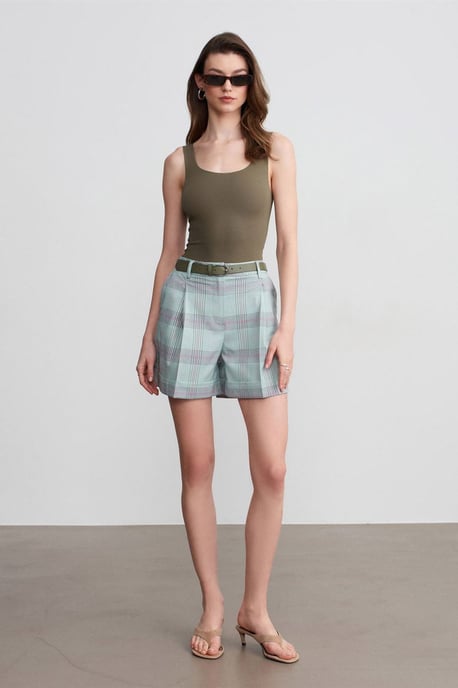 Hochbund-Plissee-Shorts mit Gürtel - Image 1