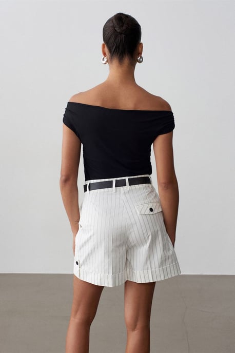 Hoch taillierte gestreifte Shorts mit Gürtel - Image 2