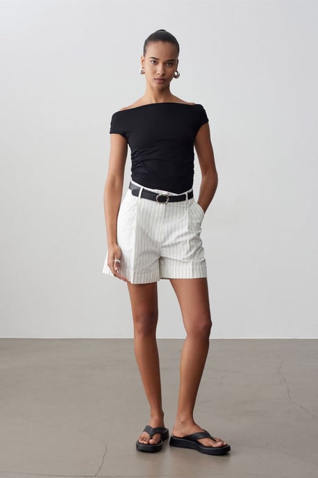 Hoch taillierte gestreifte Shorts mit Gürtel - Image 3