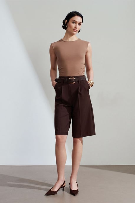Hochtaillierte, bundelastische, weitgeschnittene Tailor-Shorts - Image 1