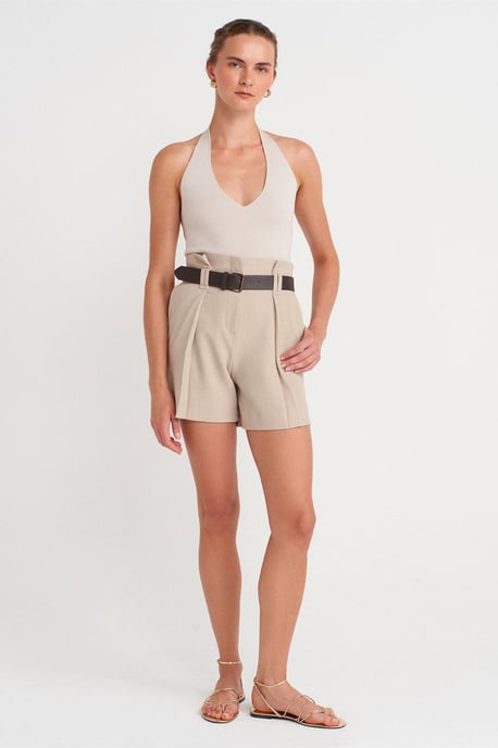 Hochtaillierte, maßgeschneiderte Kreppshorts mit Gürtel - Image 1