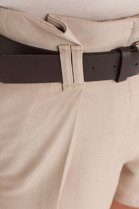 Hochtaillierte, maßgeschneiderte Kreppshorts mit Gürtel - Image 3