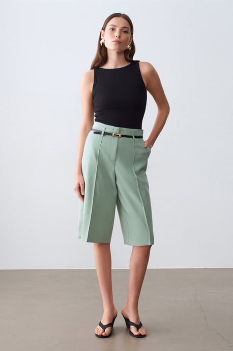Hochtaillierte weit geschnittene Crepe-Shorts mit Gürtel - Image 1