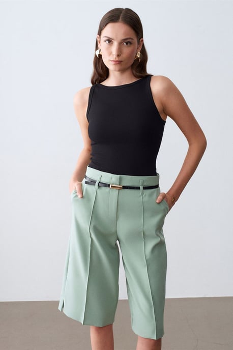 Hochtaillierte weit geschnittene Crepe-Shorts mit Gürtel - Image 3