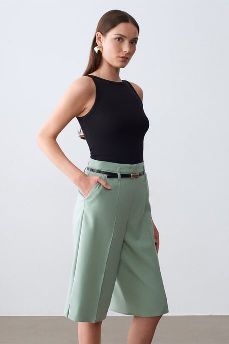 Hochtaillierte weit geschnittene Crepe-Shorts mit Gürtel - Image 4