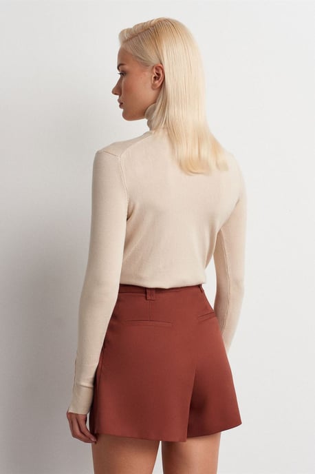 Hoch taillierte Shorts mit Gürtel - Image 2
