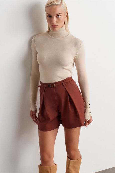 Hoch taillierte Shorts mit Gürtel - Image 3