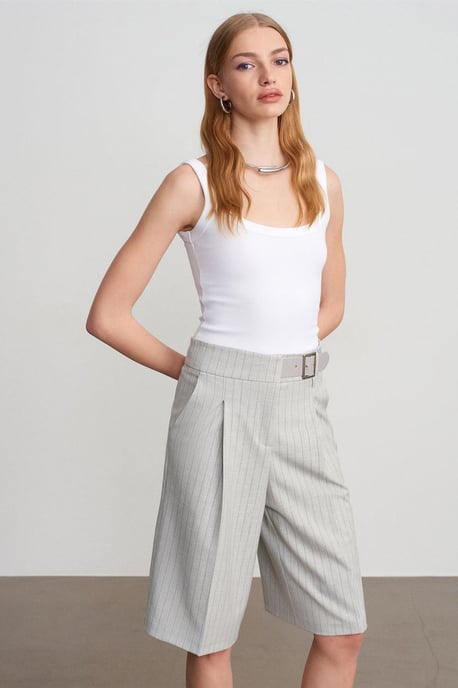 Hochgeschnittene gestreifte maßgeschneiderte Shorts mit Gürtel - Image 1