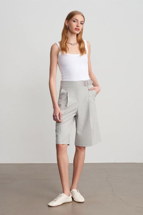 Hochgeschnittene gestreifte maßgeschneiderte Shorts mit Gürtel - Image 3