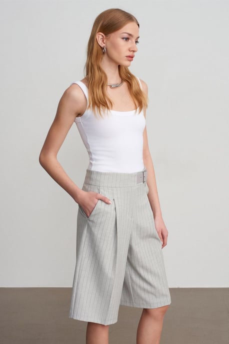 Hochgeschnittene gestreifte maßgeschneiderte Shorts mit Gürtel - Image 4