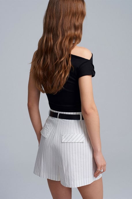 Damen Hochtaillierte gestreifte Shorts mit Gürtel - Image 2
