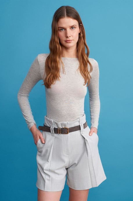 Hoch taillierte Shorts mit Gürtel - Image 1